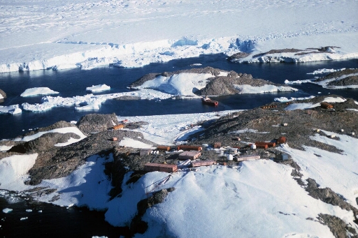 Vue aérienne, vers le sud-est, en direction des îles des Pétrels et J. Rostand, du nunatak et de l'Astrolabe. Le Polarbjorn entre Pétrels et J. Rostand.
