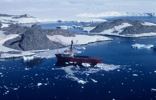 Le Polarbjorn amarré aux îles des Pétrels et Jean Rostand. A l'arrière plan, l'île A. Carrel (Le Mauguen), l'Astrolabe et le continent.