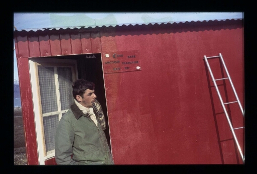 Roger Laurent à l'entrée de l'atelier de la base Corbel - mission CNRS 1966