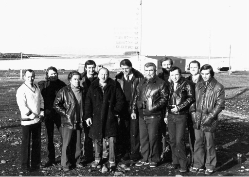 Au hangar de montage des fusées, l'équipe Fusov au complet pose avec le Disker et le médecin chef. Quelques noms.