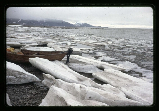 Barque dans la glace - mission CNRS 1964