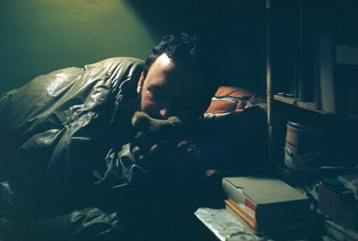 Le géopysicien Roland Schlich se repose en compagnie de son ourson