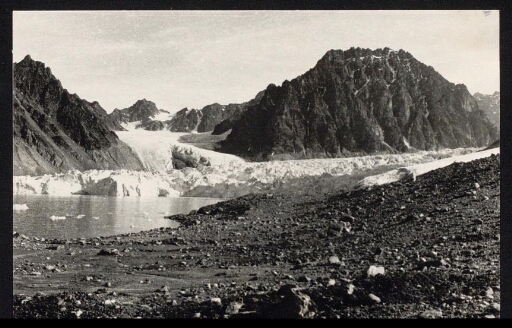 Un glacier du Spitzberg - mission CNRS 1963