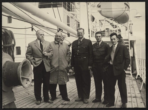 Cinq hommes posent sur le pont du navire Gallieni dont deux en tenue de militaires :  Bost, Fréau, Gallieni, Petitjean et Ponchelet