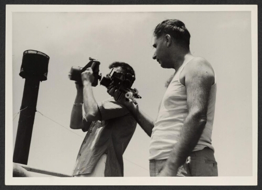 Deux hommes en tenue d'été tiennent dans leurs mains des instruments de mesure