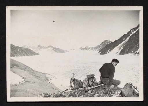 Jean Corbel au sommet d'une montagne, face à lui un glacier - mission CNRS 1963