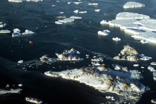 Survol, vers le sud-est, de l'archipel. Les icebergs issus du glacier de  l'Astrolabe. Arrivée du Thala Dan dans l'archipel. Mer libre.