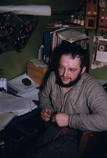 Le géophysicien Roland Schlich à son bureau, en conversation avec ses compagnons.