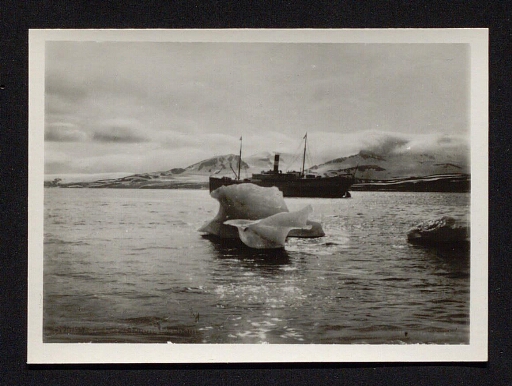 Navire Lyngen sur la mer près de la côte et d'un morceau de glace flottant
