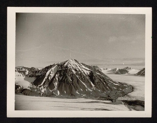 Le sommet d'une petite montagne au Spistberg- mission CNRS 1963