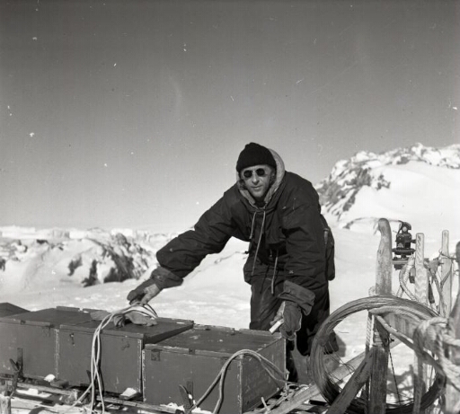 Le cuisinier-intendant Georges Schwartz amarre du matériel sur un traîneau.