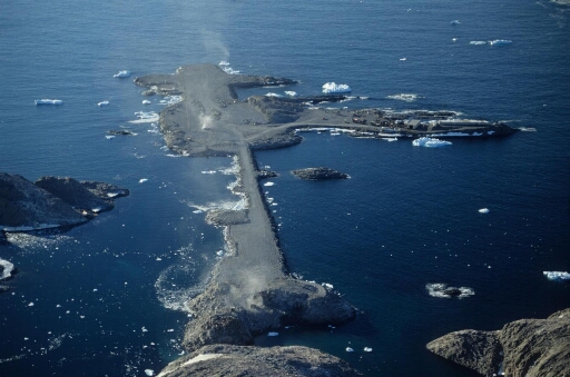 La piste du lion photographiée dans l'axe nord-ouest / sud-est depuis l'île Lamarck. Arasement du sud de l'île Buffon en cours.