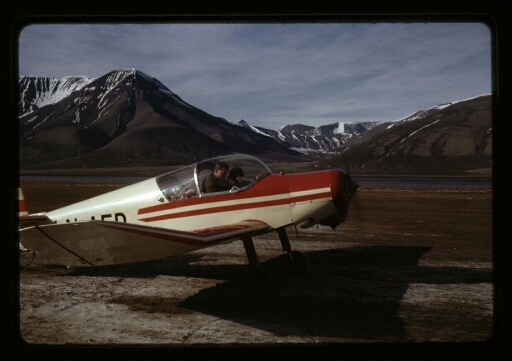 Deux hommes dans un avion à Longyearbyen - mission CNRS 1964 - vue 4