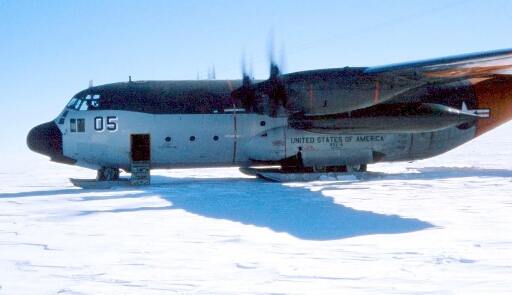 Base temporaire D21 : Atterrissage de l'avion LC-130.