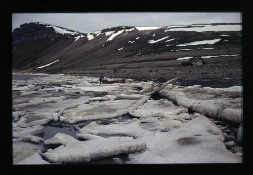La mer gelée et des hommes près d'une barque - mission CNRS 1966