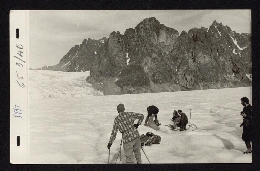 Équipe de l'expédition sur un glacier - mission du CNRS 1965