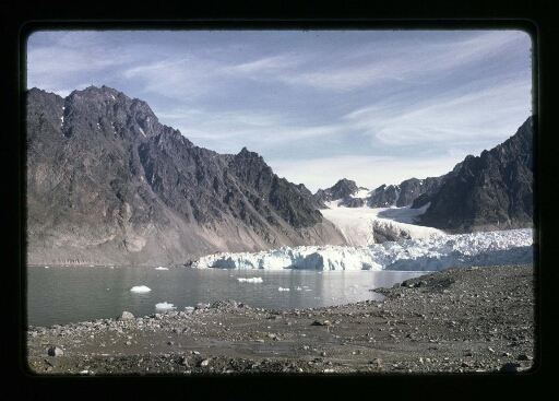 Le glacier de la Baie du Roi entouré de montagnes - mission CNRS 1965- vue 2
