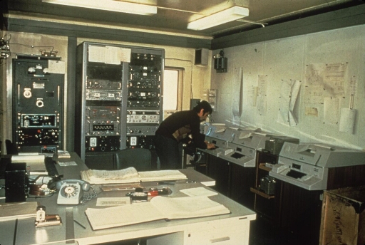 Le bâtiment n°46, télécommunications et gérance postale, l'un des opérateurs radiosur l'un des téléscripteurs.