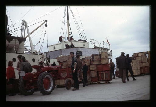 Hommes, caisses et matériel sur le port de Tromsø, près d'un navire - mission CNRS 1965