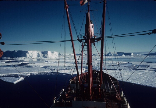 Vue depuis la paserelle, le Magga Dan progresse dans un pack dense encombré de nombreux icebergs. Beau temps calme.