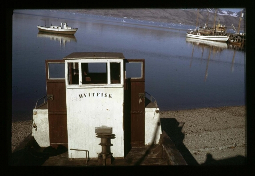 Cabine d'un bateau qui s'appelle Hvitfisk. Le bateau est hors de l'eau - mission CNRS 1963