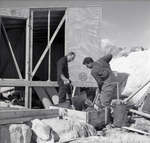 Le glaciologue Fritz Loewe et le géodésiste Paul Perroud : travaux de construction, préparent -ils du béton ?