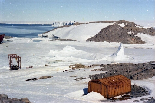 Au sud de l'île l'ancien garage, le portique de déchargement. Au second plan l'île Jean Rostand et le glacier de l'Astrolabe.