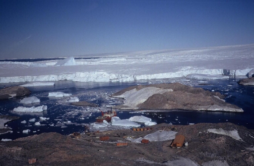 Survol du sud de l'île des Pétrels en direction de l'île J.Rostand, du glacier de l'Astrolabe et du continent. Le navire "L'Astrolabe" entre les Pétrels et J.Rostand.