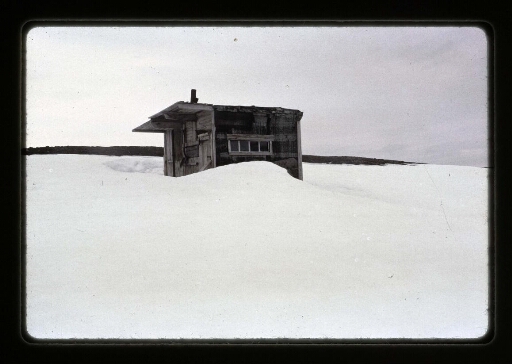 Petite cabane en bois entouré de neige - mission CNRS 1965