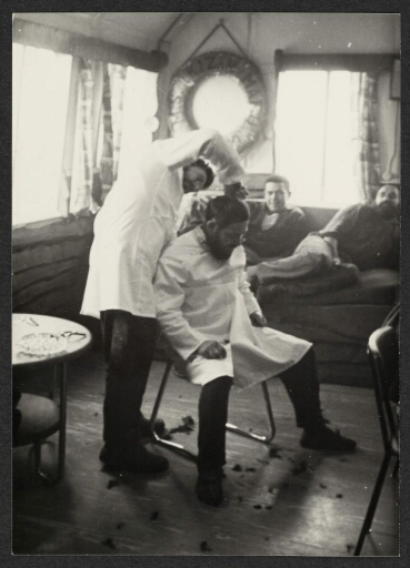Un homme en train de se faire couper les cheveux.