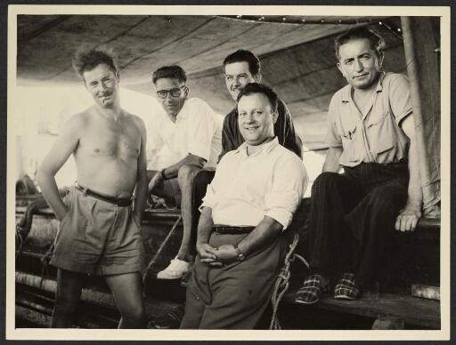 Photographie d'un groupe de cinq hommes (plan taille)