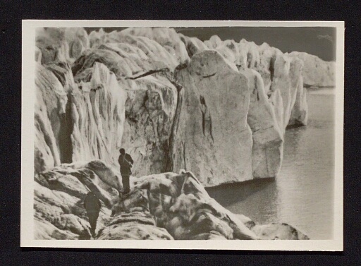 Des hommes près d'un glacier au Spitzberg