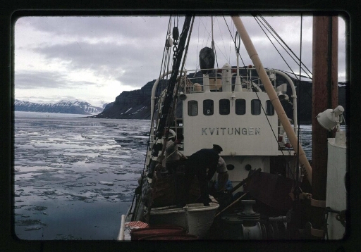 Le Chalutier Kvitungen dans un fjord - mission CNRS 1964