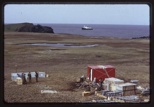 Station provisoire avec matériel dans le cadre d'un débarquement sur l'Ile aux Cochons
