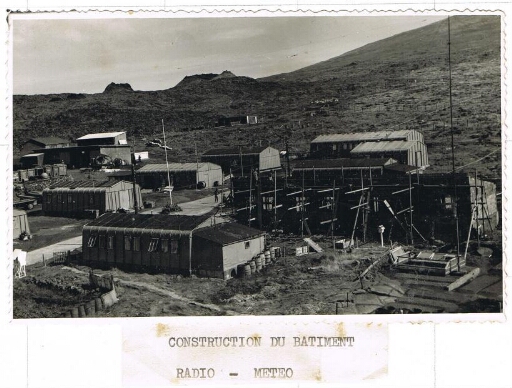 Construction du bâtiment radio-météo à la base Martin de Viviès