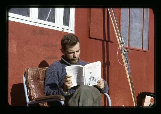 Mr. Barbaroux en pleine lecture devant l'atelier de la base Corbel- mission CNRS 1965 - vue 2
