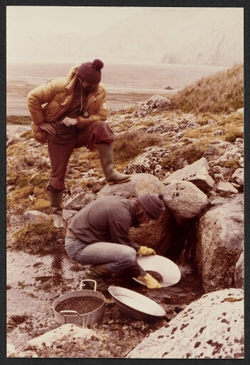Deux hommes tamisant de l'eau en bord de côte