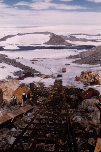 Le chemin de fer à voie étroite destiné au transport des matériels de la zone de débarquement jusqu'à la base.