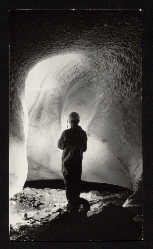 Une grotte dans un glacier au Spitzberg