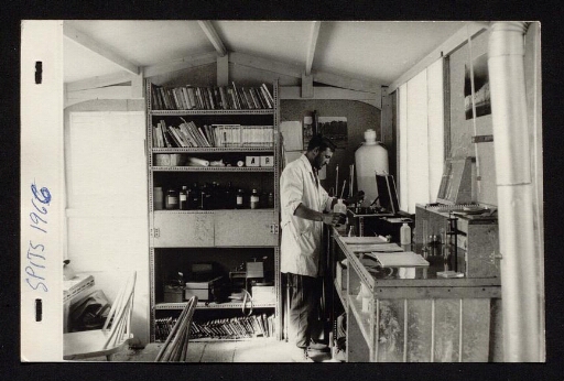 Intérieur d'un bâtiment de la base Corbel, un homme travaille - mission CNRS 1966 - vue 5