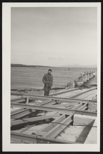 Un homme regarde des rails servant au chargement ou au déchargement sur le quai