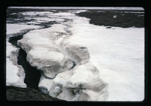 Faille dans la glace près de la base Corbel - mission CNRS 1964