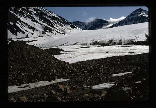 Vue sur le sol rocailleux, la neige et des montagnes enneigées - mission CNRS 1966 - vue 3