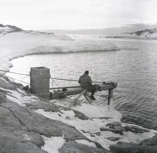 L'Hydrographe François Tabuteau sur le marégraphe.