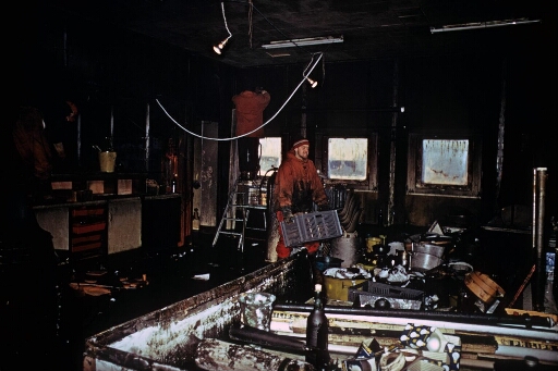 Le bâtiment séjour ravagé par un incendie le 23.07.1973. Remise en état par les hivernants : la salle à manger. Jean-Robert Petit.