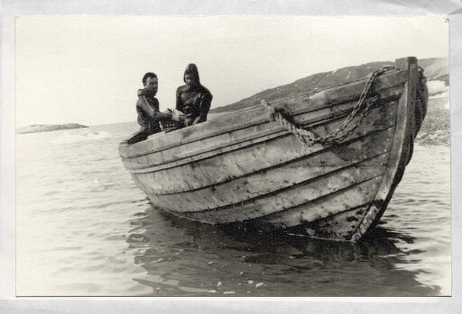 Deux hommes dans une barque en bois