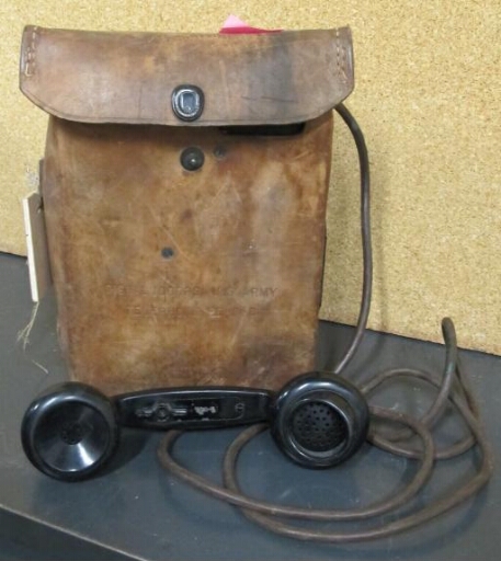 Téléphone à manivelle avec étui en cuir