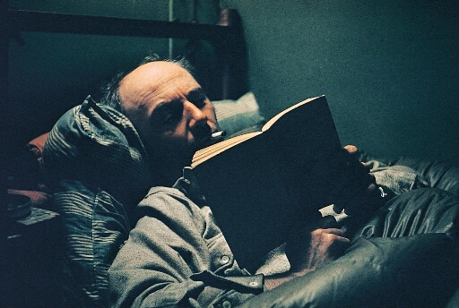 Le chef de mission Jacques Dubois lisant dans sa couchette.