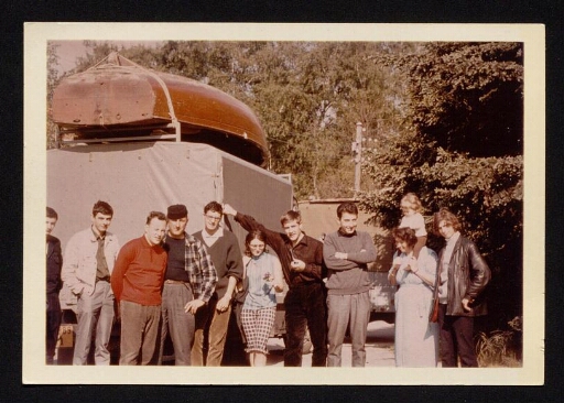 Photo de groupe de l'expédition avant le départ devant le camion du CNRS - - mission CNRS 1965