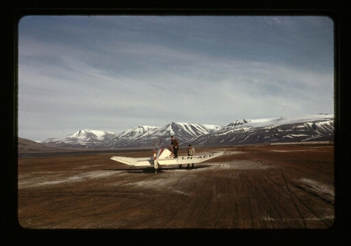 Deux hommes dans un avion à Longyearbyen - mission CNRS 1964 - vue 6